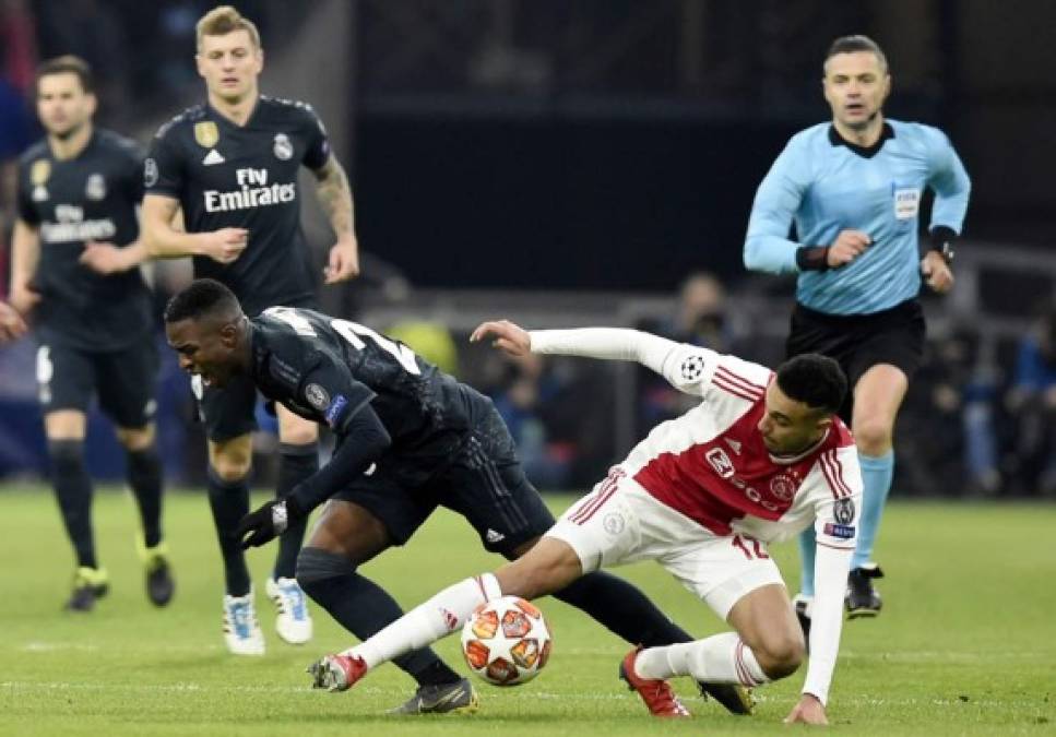 Vinicius sufre una falta de Noussair Mazraoui del Ajax. Foto AFP