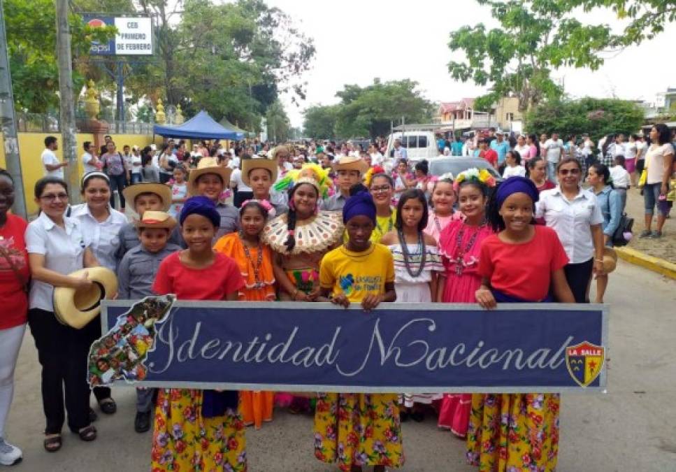 Las escuelas contaron con cuadros de identidad nacional, en los que resaltan la riqueza cultural y étnica del país.