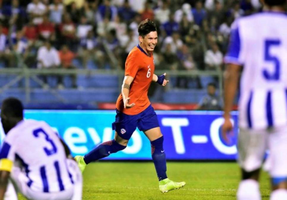 Alfonso Parot celebrando el gol que abrió el marcador en el partido para Chile.