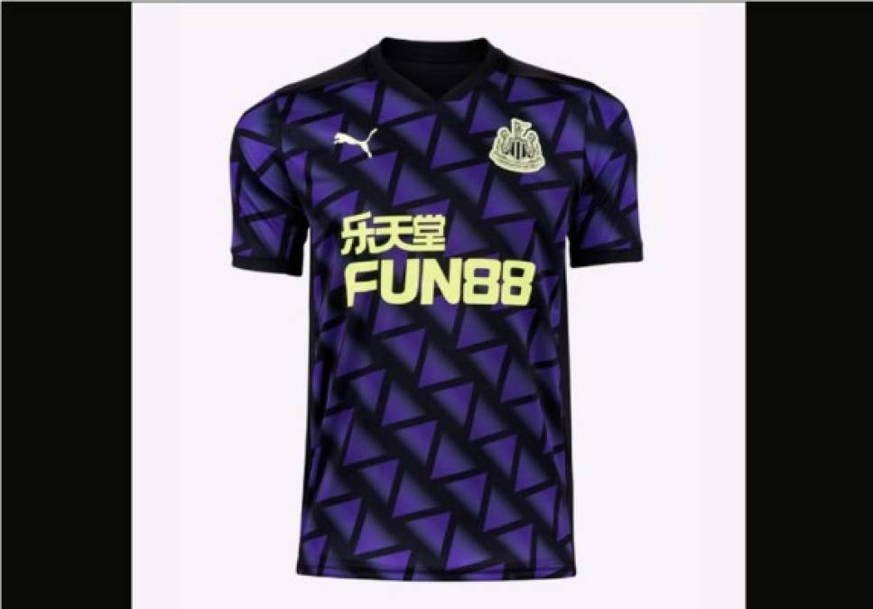 En la tercera camiseta del Newcastle el violeta es el color principal donde prevalecen unas gráficas geométricas inspiradas en la arquitectura del puente Tyne.