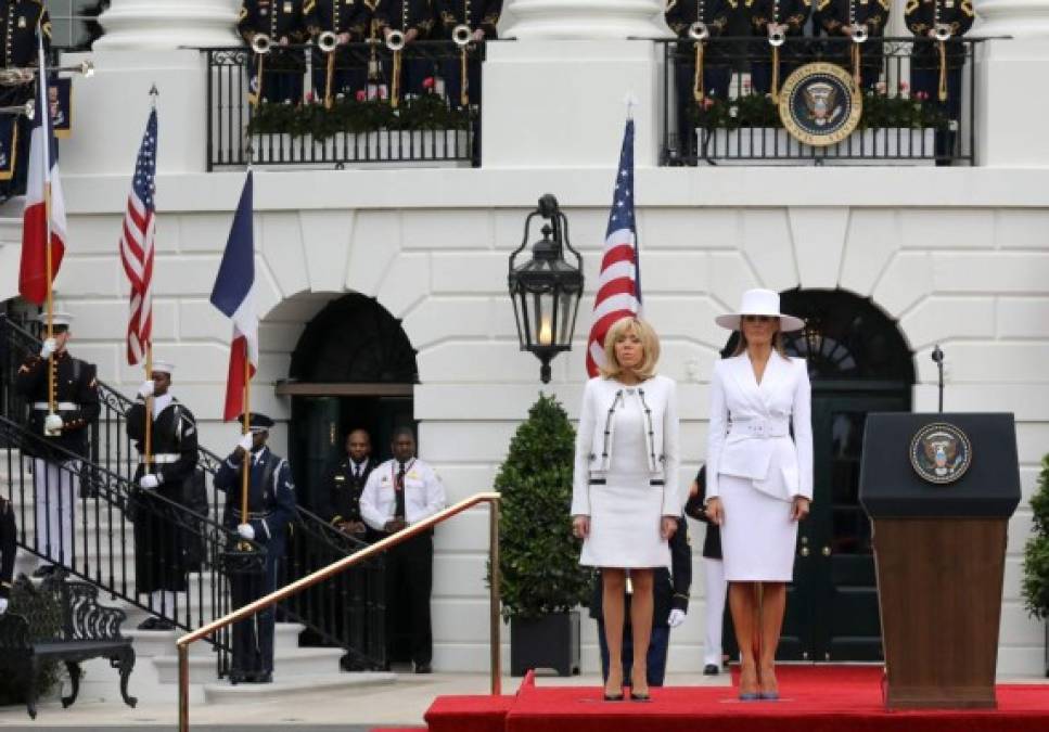 Melania y Brigitte optaron por atuendos blancos para la visita cargada de simbolismos de los franceses.
