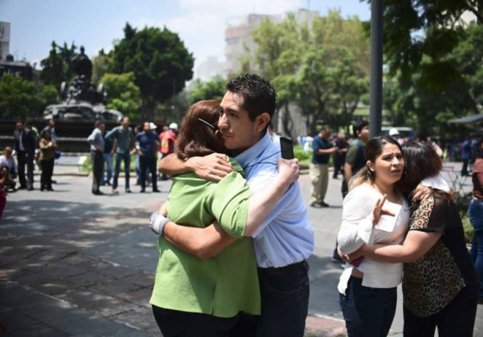 'Estaba caminando por (la calle) Colima y las ventanas empezaron a moverse. Vi a la gente correr, empezaron a gritar. Estuvo muy feo. No me quería acercar a ningún árbol. Me tuve que tirar al suelo', refirió Leiza Visaj Herrera, de 27 años.<br/>