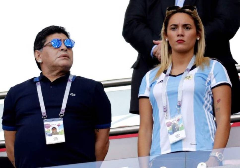 Es común ver a Rocío Oliva y Diego Maradona en las gradas de diferentes estadios de fútbol.