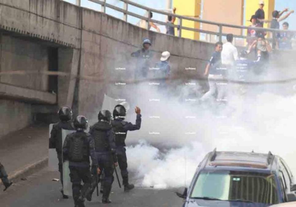 Una terrible batalla campal se dio en las afueras del estadio Nacional a minutos del inicio del partido entre Motagua vs Marathón. La Policía Nacional tuvo que intervenir.