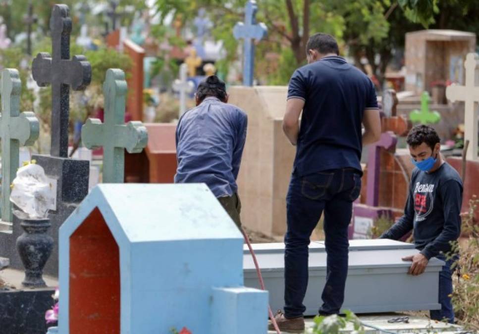 'El acta de defunción dice que murió de una neumonía severa, pero los síntomas que él presentaba fueron dolor en el cuerpo, fiebre alta de 40 grados, tos seca, todos los síntomas de la covid-19', contó Francisco, pariente de la víctima, mientras lo enterraban a toda prisa en el cementerio Milagro de Dios de la capital.<br/><br/>Roberto, un hombre sano y fuerte que trabajaba en un taller de mecánica de Managua y se protegía con mascarilla cuando viajaba en autobús, murió en un hospital público tras enfermar gravemente hace una semana.