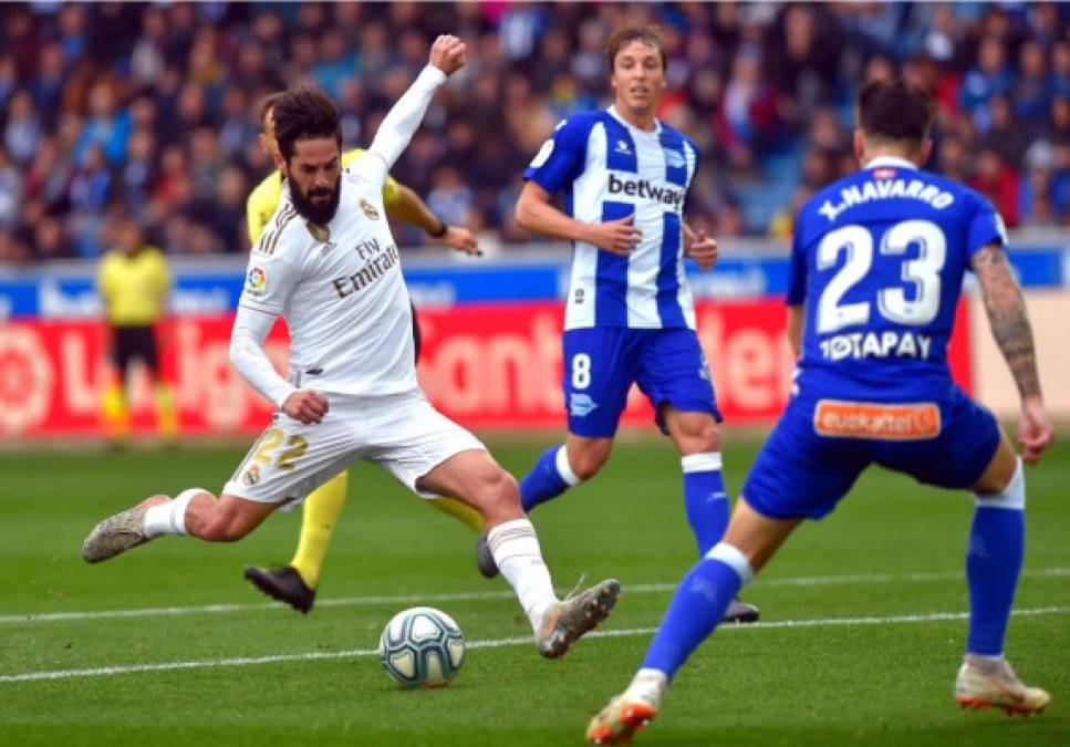 Isco se dispone a realizar un disparo a la portería del Alavés.