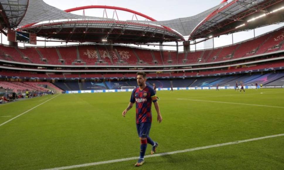 La soledad de Messi en el estadio Da Luz de Lisboa.