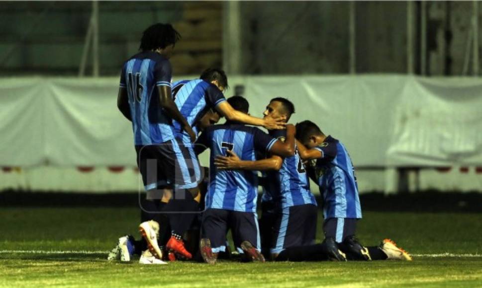 Festejo del segundo gol del Real de Minas en el partido que empataron 2-2 contra la UPN.