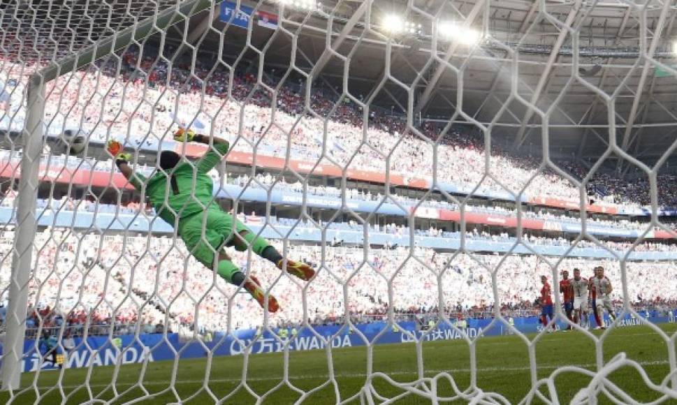 El portero de Costa Rica Keylor Navas adorna el gol del serbio Aleksandar Kolarov.