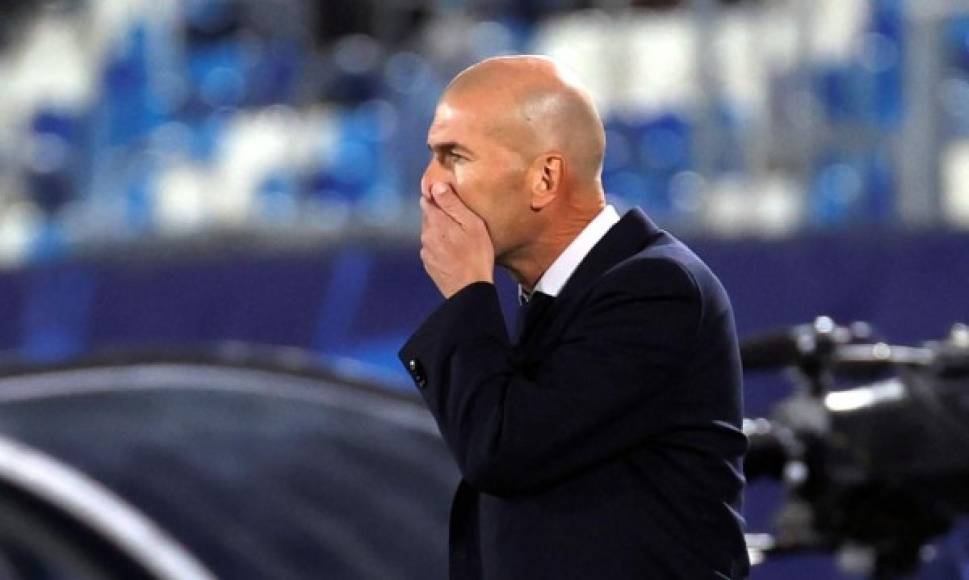 Zidane queda muy tocado luego esta derrota (y sumada a la del Cádiz del 'Choco' Lozano). Pese a que el equipo mejoró en la segunda parte, la imagen del primer tiempo fue lamentable e imborrable. Esto tiene indignado a los aficionados del Real Madrid.