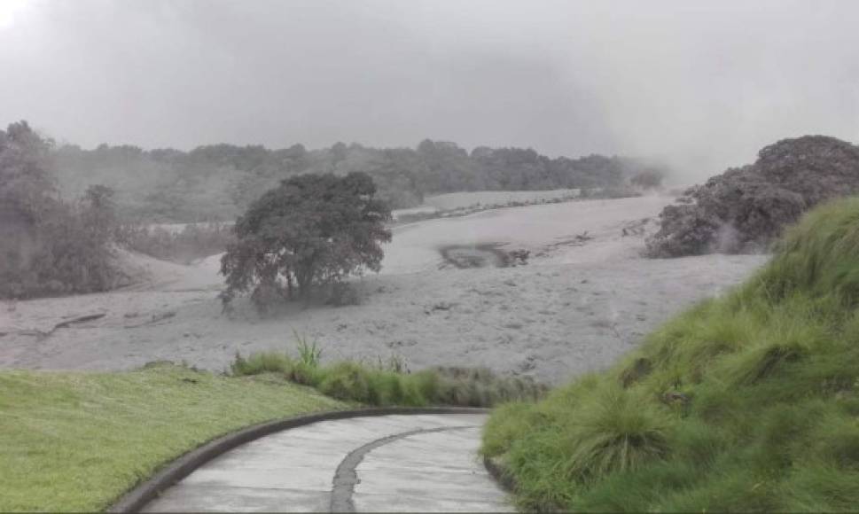 La lluvia de ceniza provocada por el volcán, de 3.763 metros de altura y situado 35 km al suroeste de la capital, ha provocado el cierre de varias carreteras, según medios locales. Foto: @jlescriba.