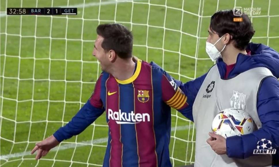 Tremenda imagen de Messi celebrando con el recogepelotas de nombre Marc. “Ni me lo creía”, dijo el joven.