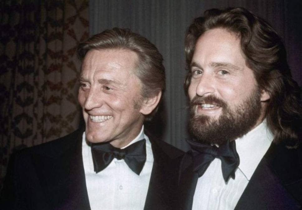 Su hijo Michael Douglas dedicó un emotivo mensaje al informar de la partida de su padre: 'Para el mundo era una leyenda, un actor de la época dorada del cine que vivió bien en sus años dorados, un humanitario cuyo compromiso con la justicia y las causas en las que él creía establecieron un estándar al que todos aspiramos.'