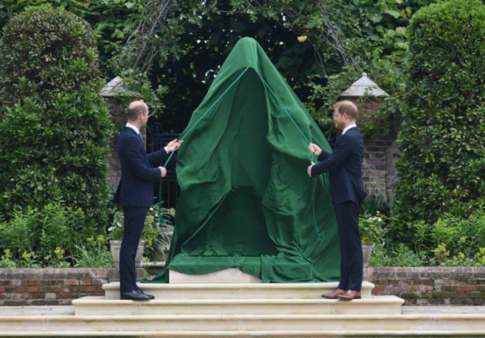 El príncipe William de Gran Bretaña, duque de Cambridge (izq.) y el príncipe Harry de Inglaterra, duque de Sussex, al momento de develar la estatua de su madre, la princesa Diana, en The Sunken Garden en el Palacio de Kensington.