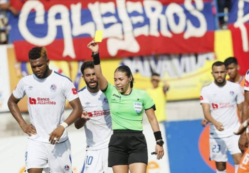 La árbitro Melissa Pastrana tuvo que recurrir a las tarjetas para evitar que los jugadores de ambos clubes siguieran con sus reclamos.