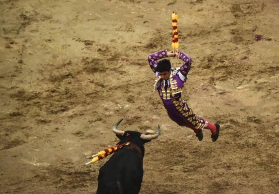 Colombia. El vuelo del torero. El torero venezolano Jesús Enrique Colombo durante una corrida en la plaza de toros de Canaveralejo en Cali.