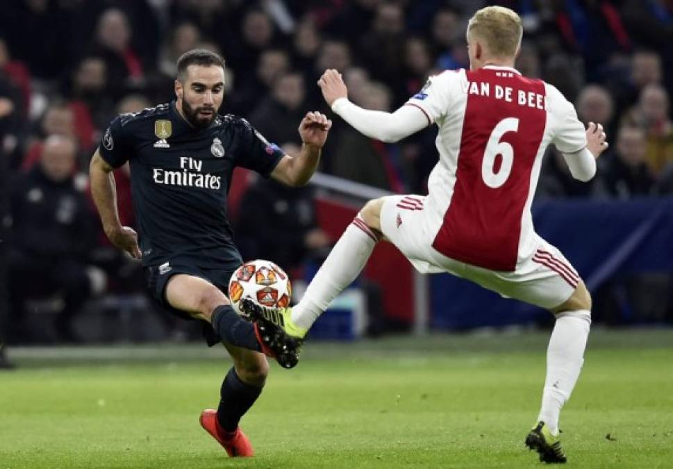 Dani Carvajal pelea por el balón con Donny van de Beek del Ajax. Foto AFP