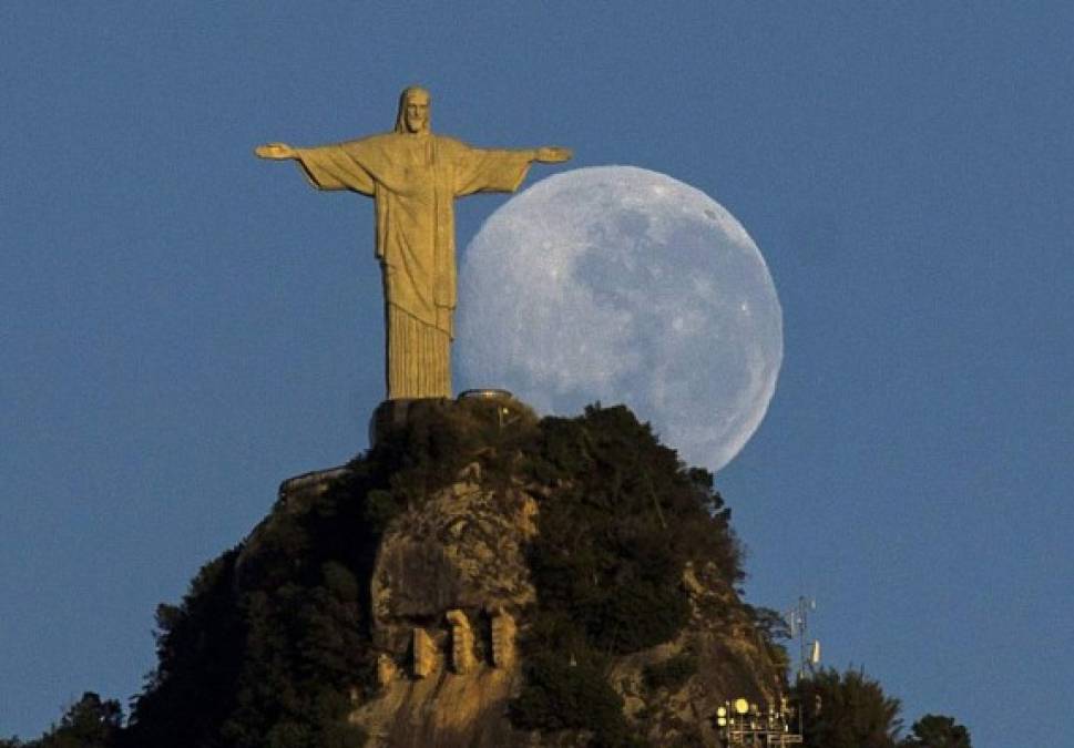 Brasil. Hermosa vista de la luna y el Cristo Redentor en Río de Janeiro.