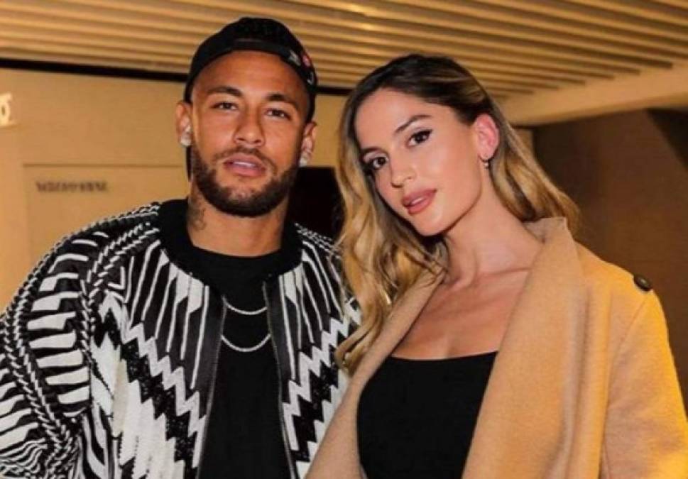 En ese momento Neymar fue señalado com el presunto amante, aunque ella negó haber sido infiel. No obstante, el dúo sigue muy cercano, alimentando los rumores de un romance.