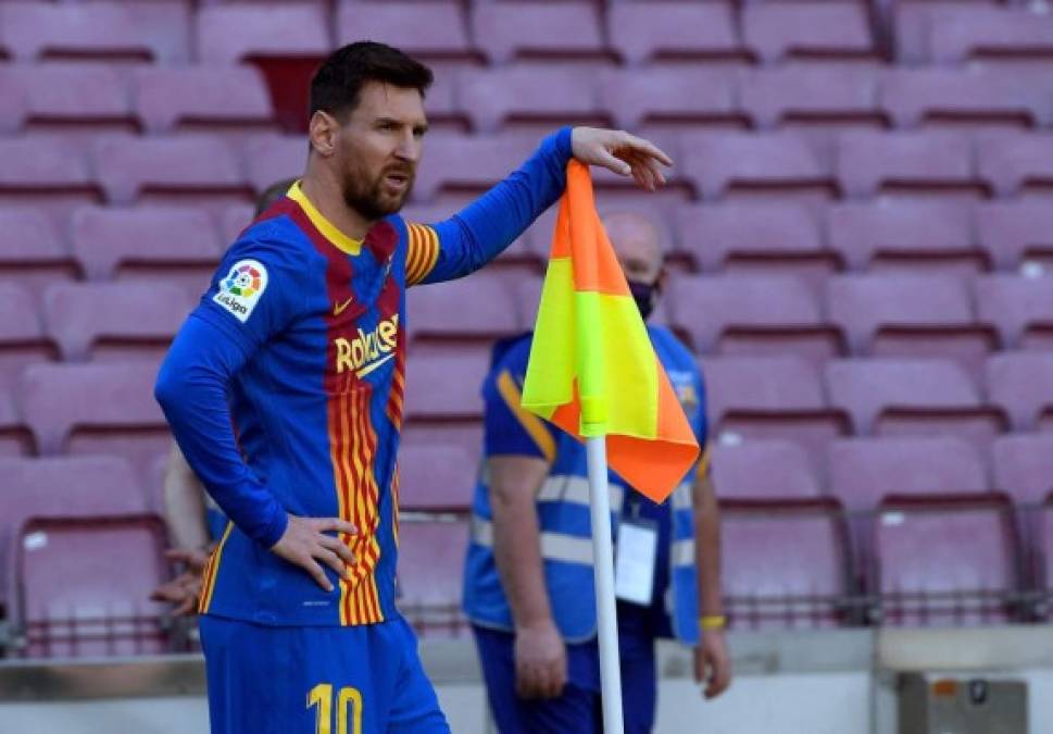 Messi esperando en una esquina para realizar un córner.