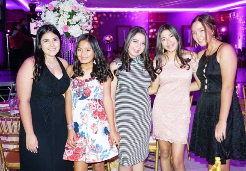 Clarisa Fernández, Sofía Choi, Claudia López, Elsa Álvarez y Fabiola Choi.