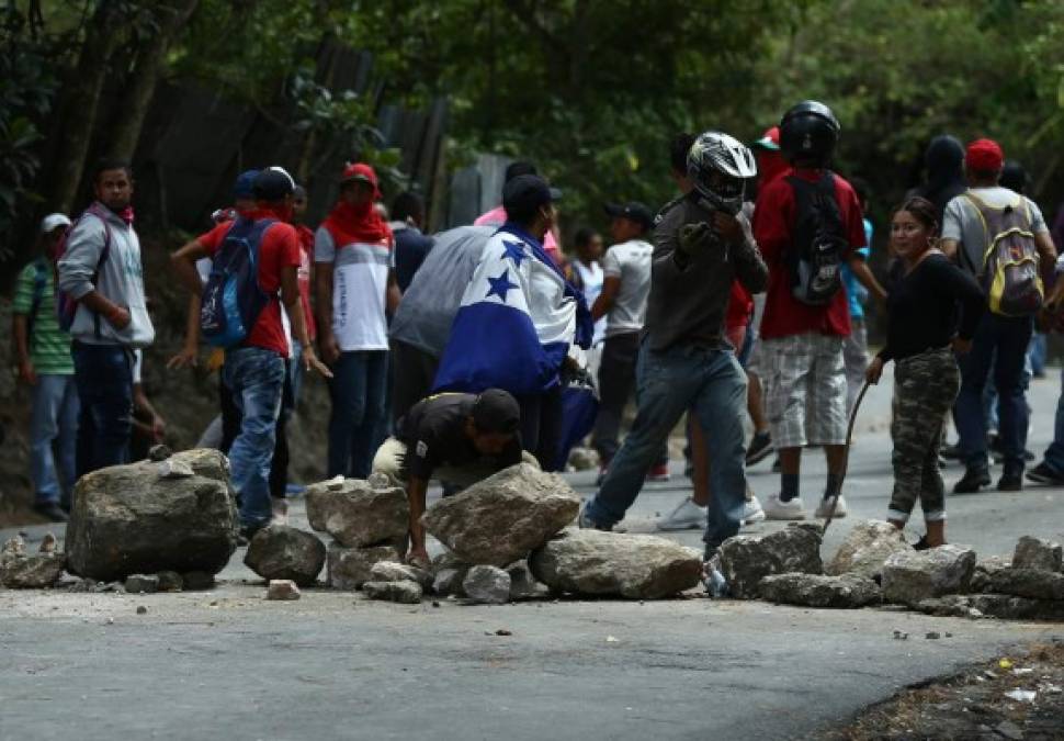 Dirigentes del movimiento de defensa de la reserva forestal La Tigra se reunieron en el lugar con el alcalde de Tegucigalpa, Nasry Asfura, para exigirle que se detenga la construcción del proyecto inmobiliario.