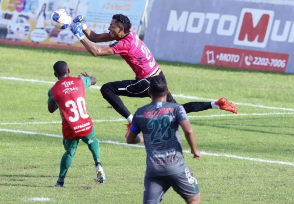 El portero del Platense, José Mariano Pineda, despejando de puños ante el acecho de Edwin Solani, del Marathón. Foto Neptalí Romero