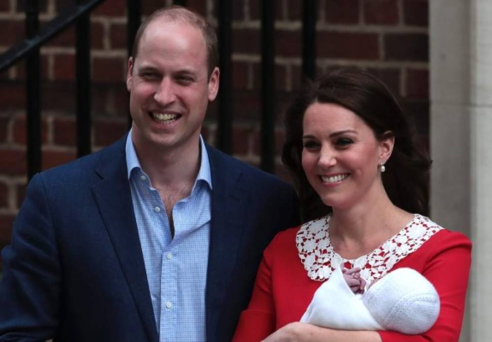 Los Duques de Cambridge presentaron al mundo a su tercer hijo, nacido hoy 23 de abril.