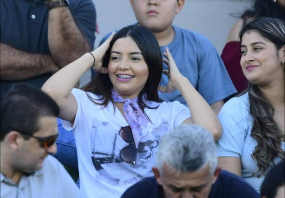 Stephanie Lobo, novia de Cristian Cálix, presente en el estadio del Marathón.