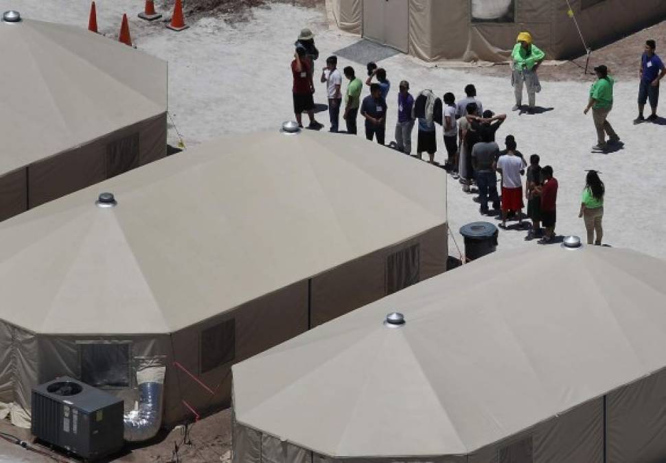 Al menos 200 niños y adolescentes indocumentados que fueron separados de sus padres en la frontera se encuentran ya en el denominado campamento de inmigrantes.