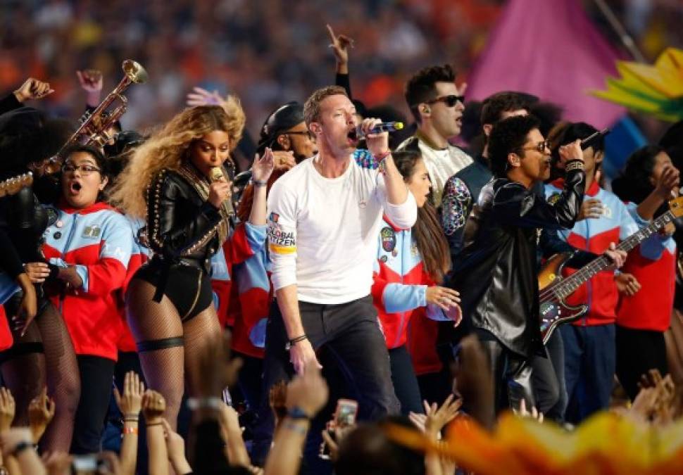 Beyonce, Chris Martin de Coldplay y Bruno Mars en el espectáculo de medio tiempo del Super Bowl.