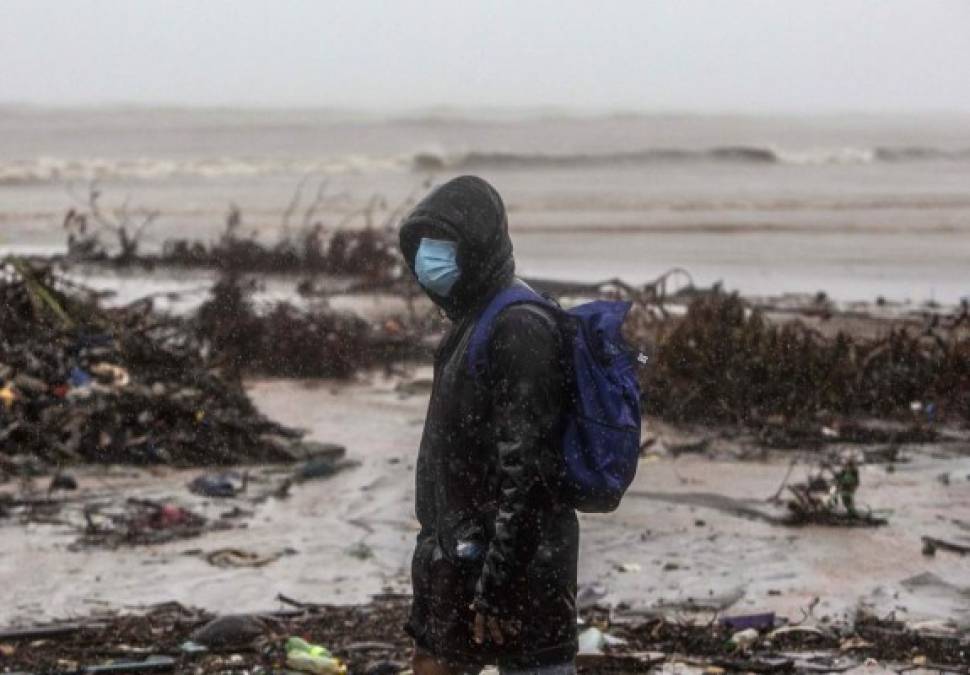 'Todo Haulover está destruido, vi agua donde antes no había, parece que se metió el mar', dijo a Efe Carlos Rodríguez, empleado de una empresa privada, tras volver del lugar, ubicado a 35 kilómetros al sur de la ciudad de Bilwi, donde se refugiaron los comunitarios.<br/>