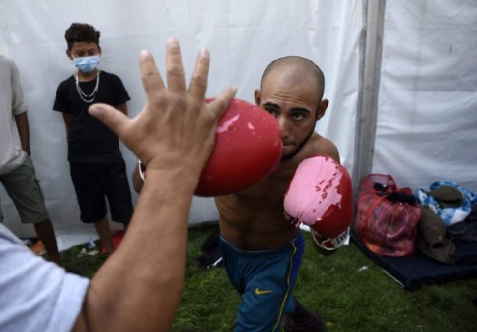 La práctica de boxeo ha sido una de las atracciones para los migrantes.