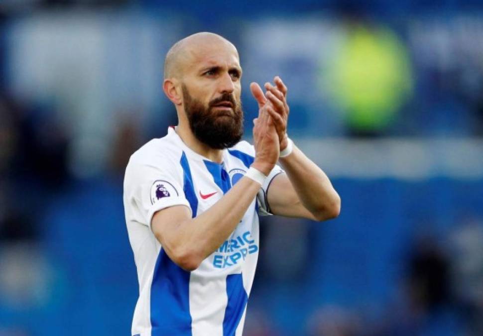 El defensa español Bruno Saltor pone punto y final a su carrera a los 38 años. El capital del Brighton se despide este domingo ante el Manchester City de la práctica activa del fútbol. El futbolista jugó en Espanyol, Valencia Lleiga y Almería antes de dar el paso a jugar en la Premier, donde ha dejado huella. 'Él ha sido mi capitán y mi voz en el vestuario. Es un individuo maravilloso', ha dicho su entrenador.