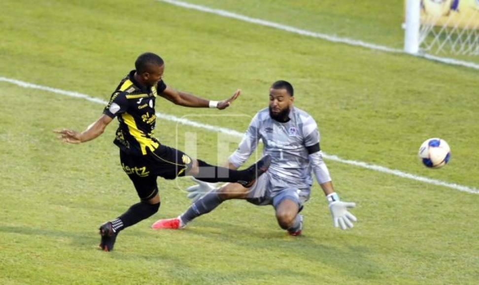 Yeison Mejía tuvo esta clara ocasión en el inicio del partido, pero falló ante Edrick Menjívar.