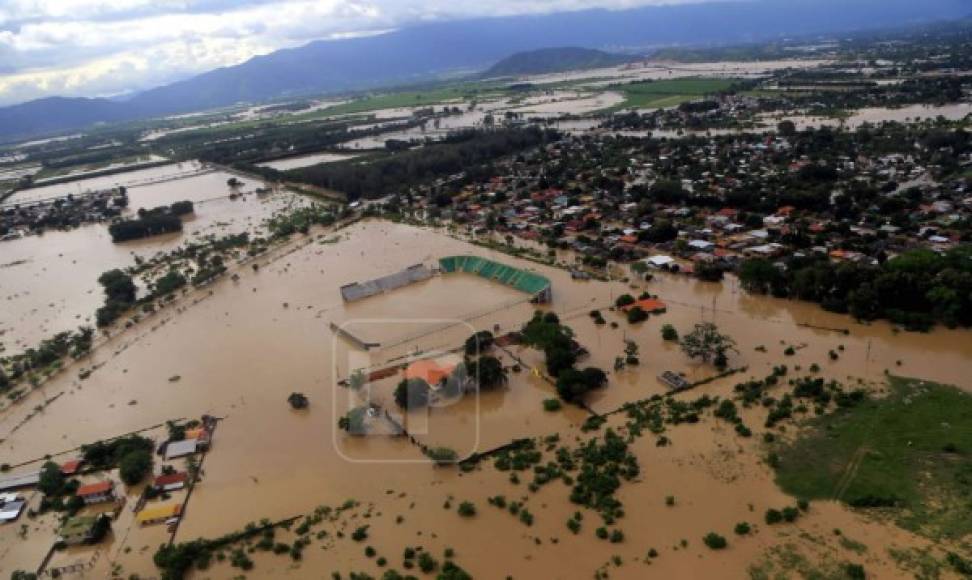 El estadio del Parrillas One de la Liga de Ascenso del fútbol hondureño fue muy afectado por las torrenciales lluvias en la región del Valle de Sula.