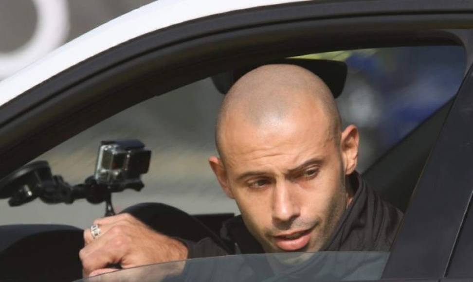 Mascherano probando su nuevo auto. Foto Mundo Deportivo.