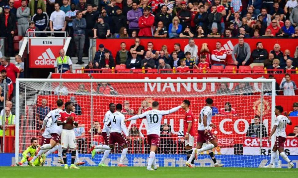 El momento del gol de Kortney Hause para darle la victoria al Aston Villa contra el Manchester United.
