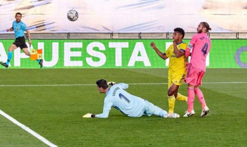 Y el momento histórico llegó al minuto 16 del primer tiempo. Choco Lozano definió de esta manera lo que sería el único gol del choque.