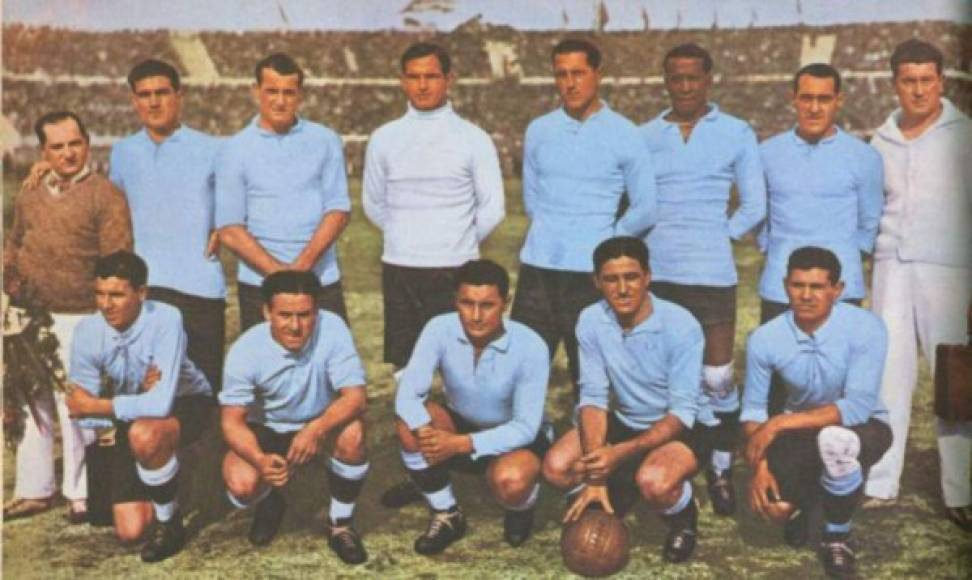 Mundial de Uruguay 1930 - En el año 1930 se disputó el primer Mundial de fútbol de la historia, que tuvo como sede Uruguay, que además sería el primer campeón del mundo de la historia, tras imponerse en la final a Argentina (4-2) en el estadio Centenario de Montevideo.