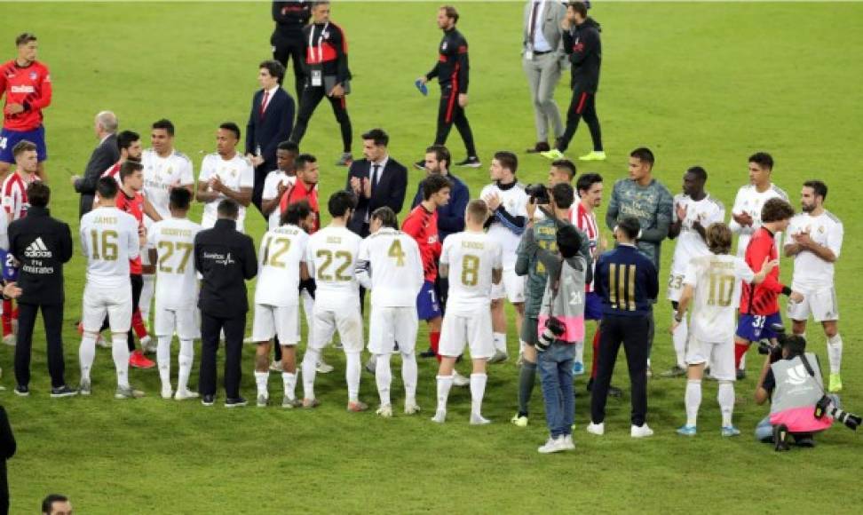 Gran detalle. Los jugadores del Real Madrid hicieron un pasillo a los del Atlético cuando iban a recoger las medallas de subcampeones.