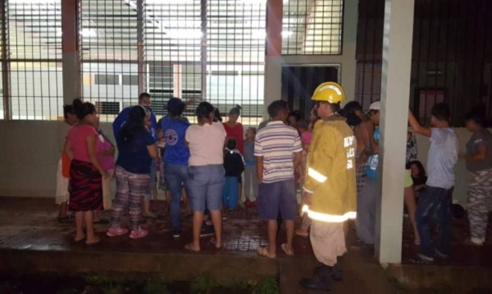 Las personas fueron albergadas en escuelas, colegios e iglesias. Además, siete ríos se desbordaron en todo el país, siendo el Choluteca el que puso de correr a la población.