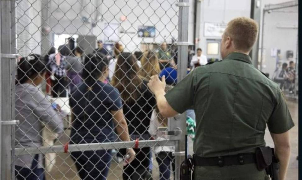 Imágenes que muestran a los niños en celdas que se asemejan a jaulas causaron repudio e indignación en EEUU y el mundo.
