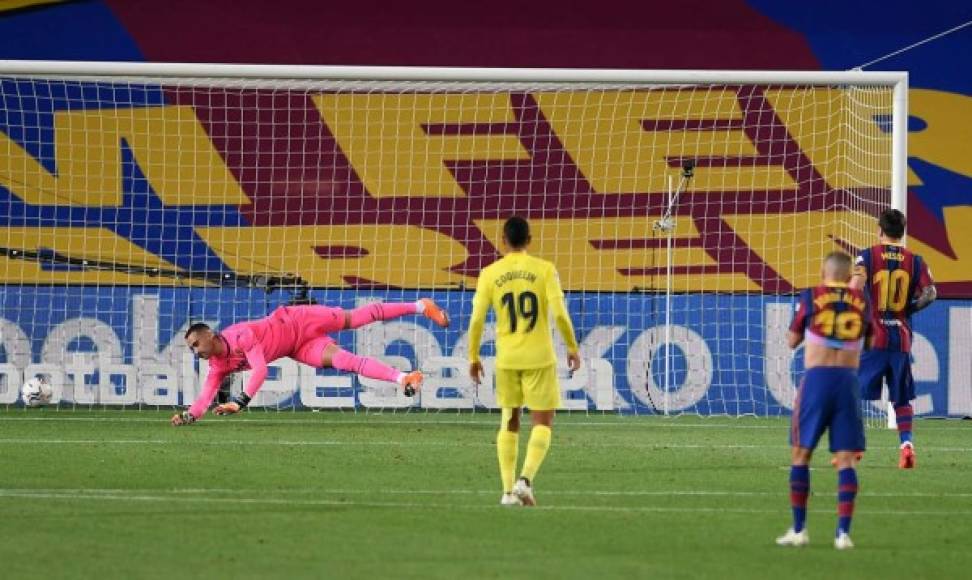 El portero Sergio Asenjo del Villarreal estuvo cerca de parar el penal de Messi.