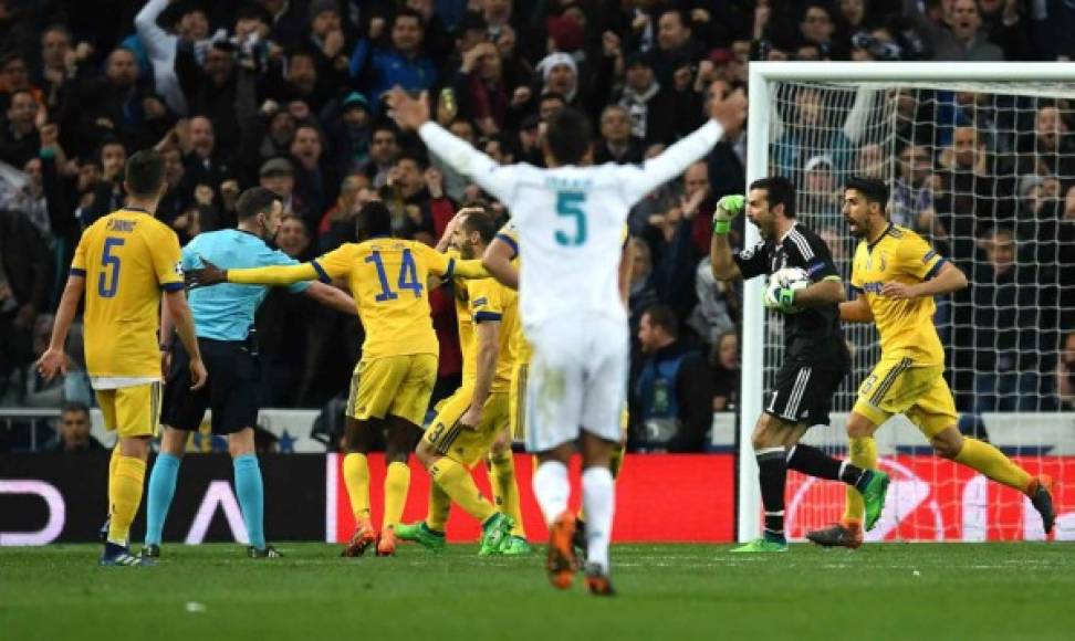 Michael Oliver sancionó un penal a favor del Real Madrid en el minuto 93 que anotó CR7 y con ello el club merengue avanzó a semifinales de la Champions.