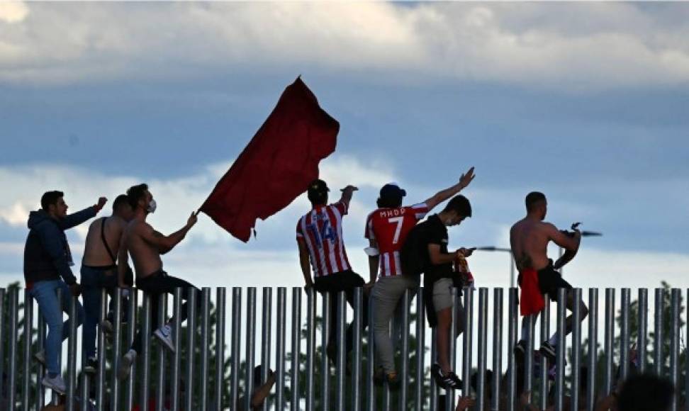 Aficionados del Atlético de Madrid celebrando en las afueras del Wanda Metropolitano la victoria sobre Osasuna.