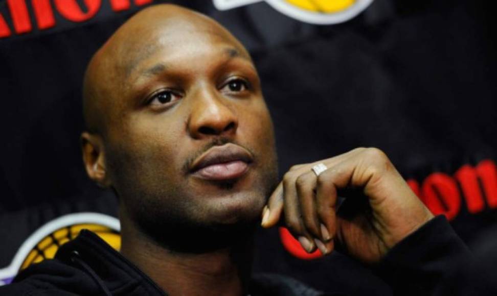 Tiene dos títulos de la NBA en su palmarés, pero hoy está muy cerca de la muerte. Ese es el dramático giro en la vida del deportista Lamar Odom. El basquetbolista, que brillara en 1999 y 2000 con Los Angeles Lakers, se encuentra sumido en una adicción a las drogas y el alcohol de la que no ha podido salir luego de que hace unos 10 meses sufrió una sobredosis en un burdel de Las Vegas. En esta ocasión en diálogo con la revista estadounidense Radar, el padre de la ex estrella sentenció lo que podría pasar con su hijo. 'Lamar podría morir en cualquier momento, ahora ya sólo Dios puede salvarlo', señaló lamentando el estado crítico de su vástago