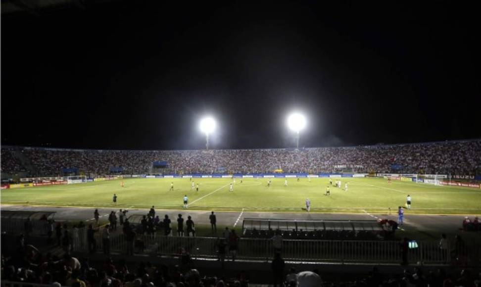 El estadio Nacional presentó un llenazo para el partido de vuelta de la semifinal Olimpia-Real España.