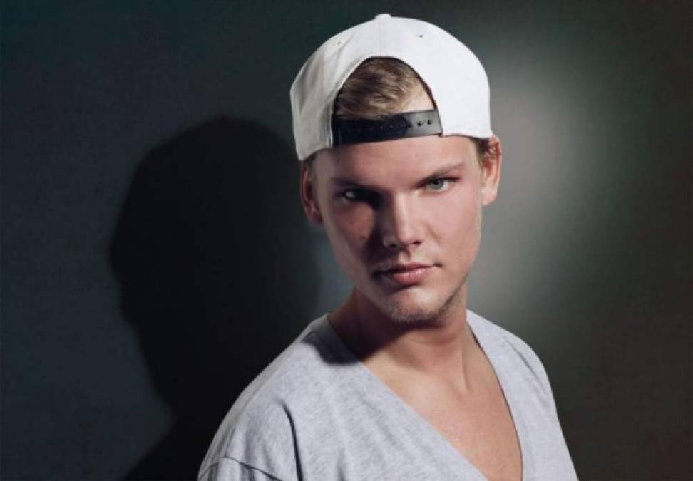 Avicii, uno de los DJ más exitosos del mundo que contribuyó al éxito global de la música electrónica, murió en Omán a los 28 años, el 20 de abril. <br/><br/>El DJ sueco, cuyo nombre real era Tim Bergling, visitaba la capital de Omán, Muscat.<br/><br/>El DJ Avicii, se retiró de los escenarios en 2016, citando razones de salud. Durante varios años padeció pancreatitis aguda, al parecer debido a un consumo excesivo de alcohol. Le extrajeron la vesícula biliar y el apéndice en 2014.<br/><br/>Bergling nació en Estocolmo, Suecia, el 8 de septiembre de 1989. Fue el creador de algunos éxitos como Levels, Hey Brother, Wake Me Up o Addicted to You. Pese a su temprana edad, su música le ayudó rápidamente a posicionarse como uno de los mejores DJ’s de los últimos tiempos.