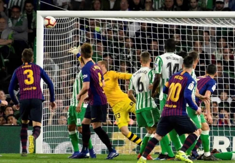 El balón fue al ángulo del palo del portero Pau López del Real Betis. Una obra de arte que ha causado revuelo en redes sociales. Messi sacó su magia.